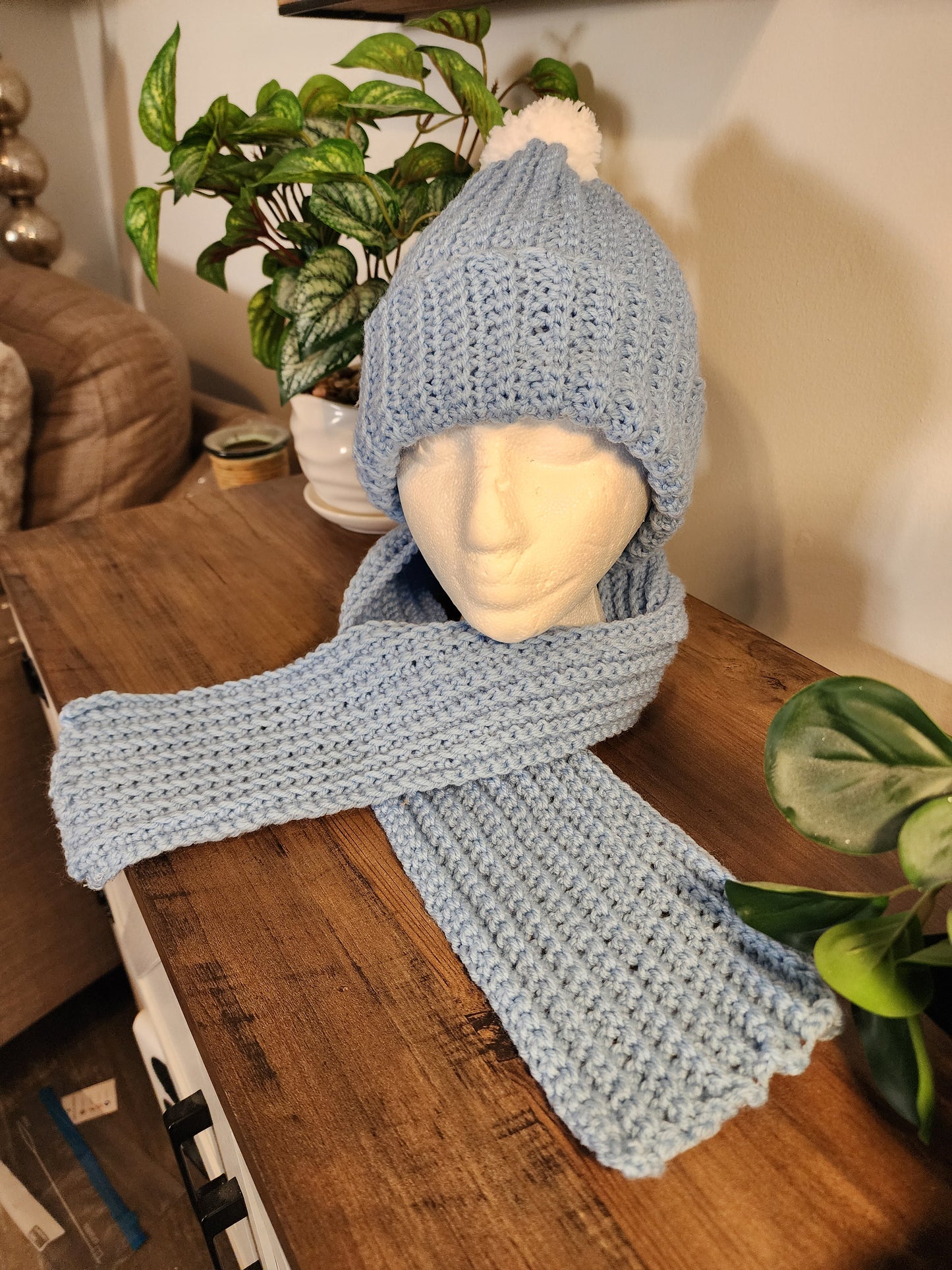 Crochet hait and scarf set