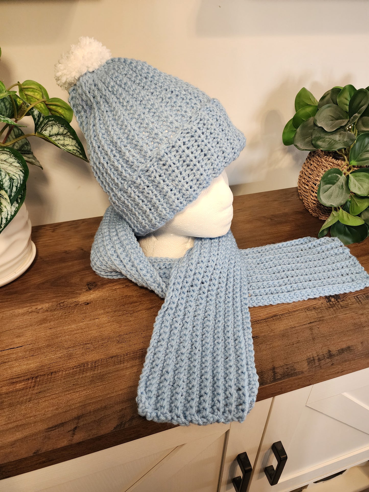 Crochet hait and scarf set