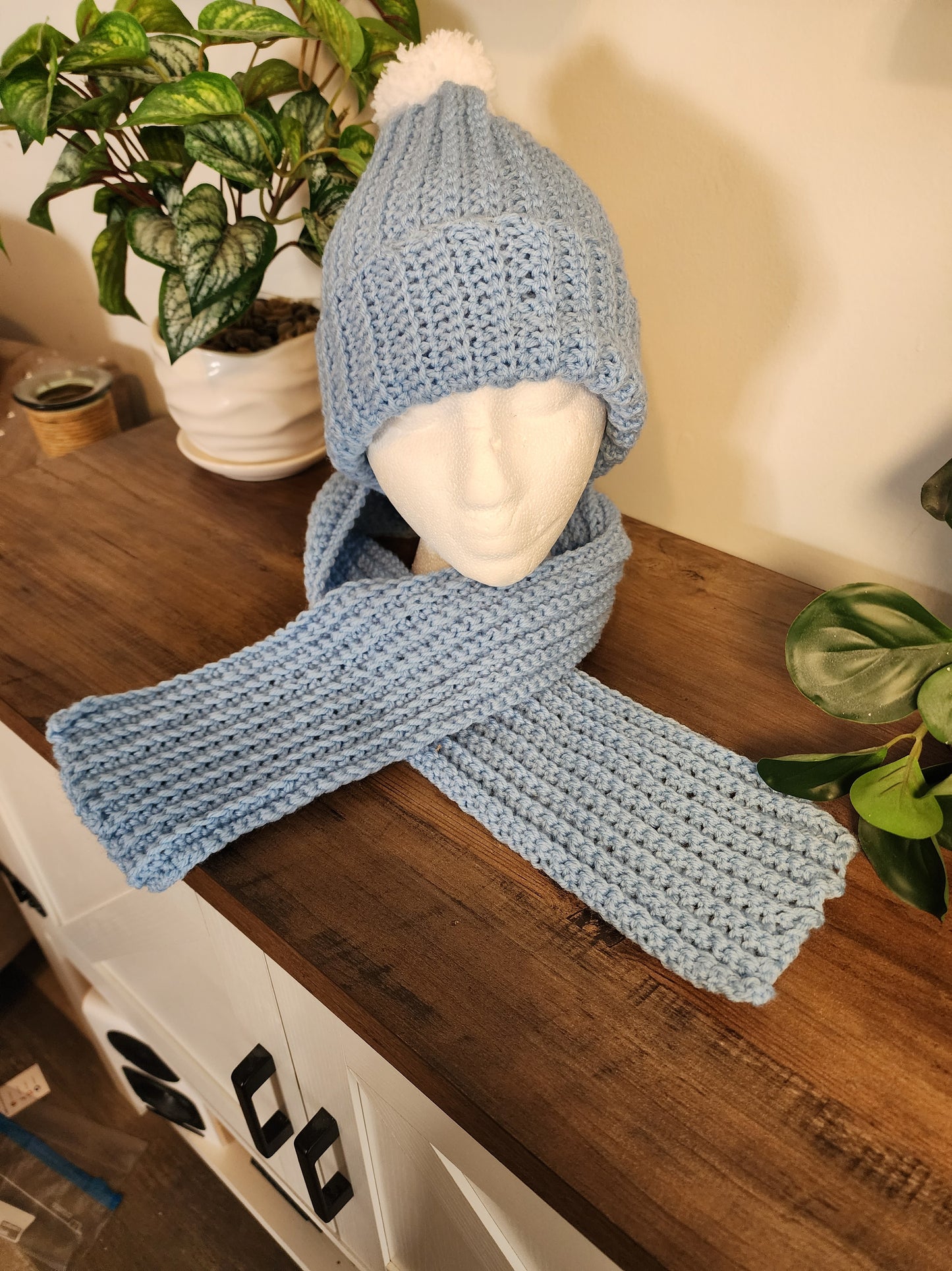 Crochet hait and scarf set